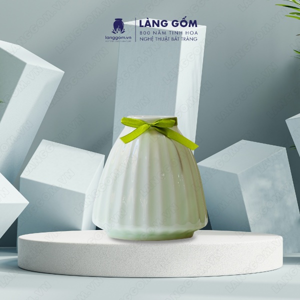 Lọ hoa Men ngọc chân váy khía